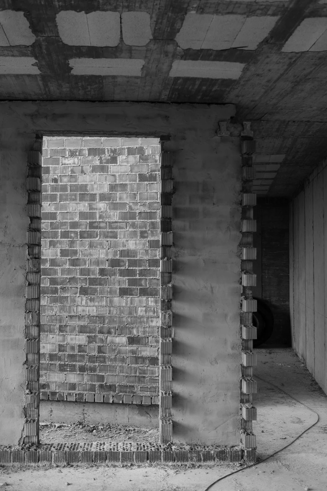 Brick wall under construction — Archidom Lab