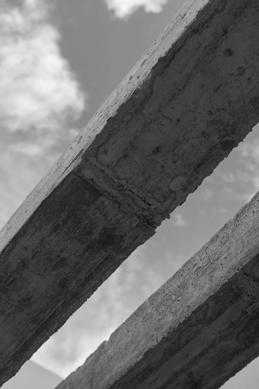 Concrete beam against the sky — Archidom Lab