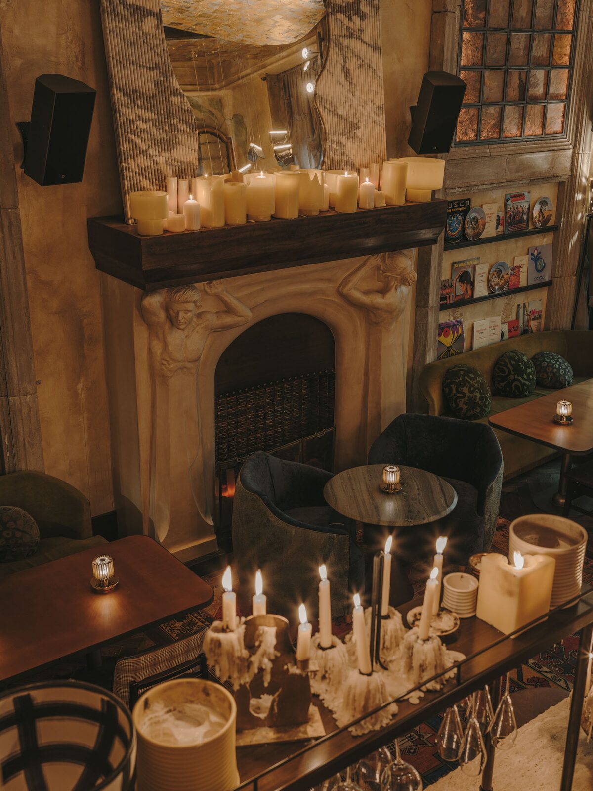 Chimenea de 61 con cariátides esculpidas, decenas de velas y butacas de terciopelo
