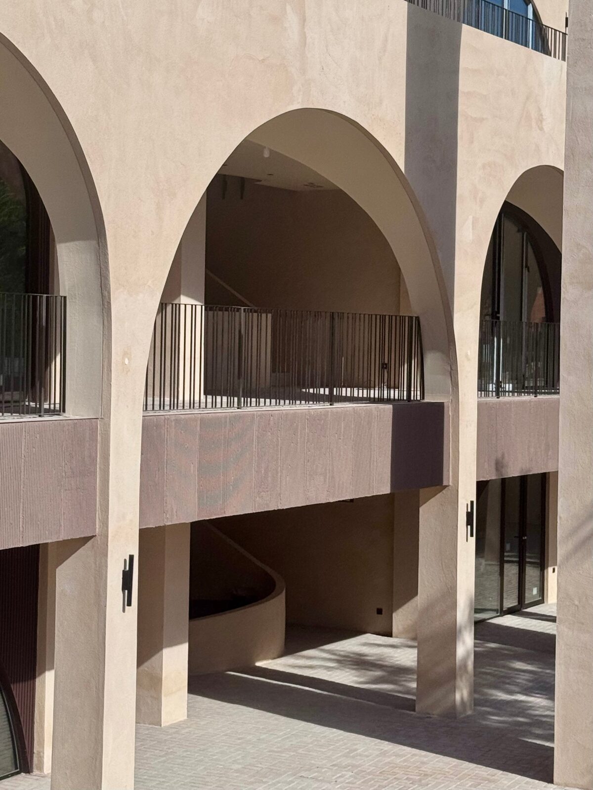 Patio Tramore, shopping centre in Benahavís: arcaded gallery, completed work · Archidom Studio