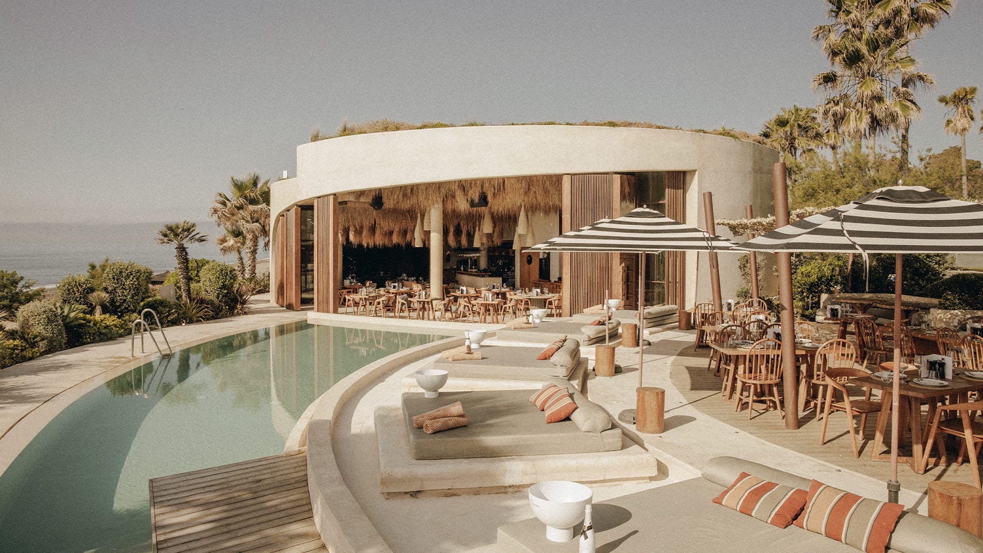 Playa Padre Beach Club en Marbella — arquitectura e interiorismo de Archidom Studio, estudio de arquitectura e interiorismo en Marbella y Madrid