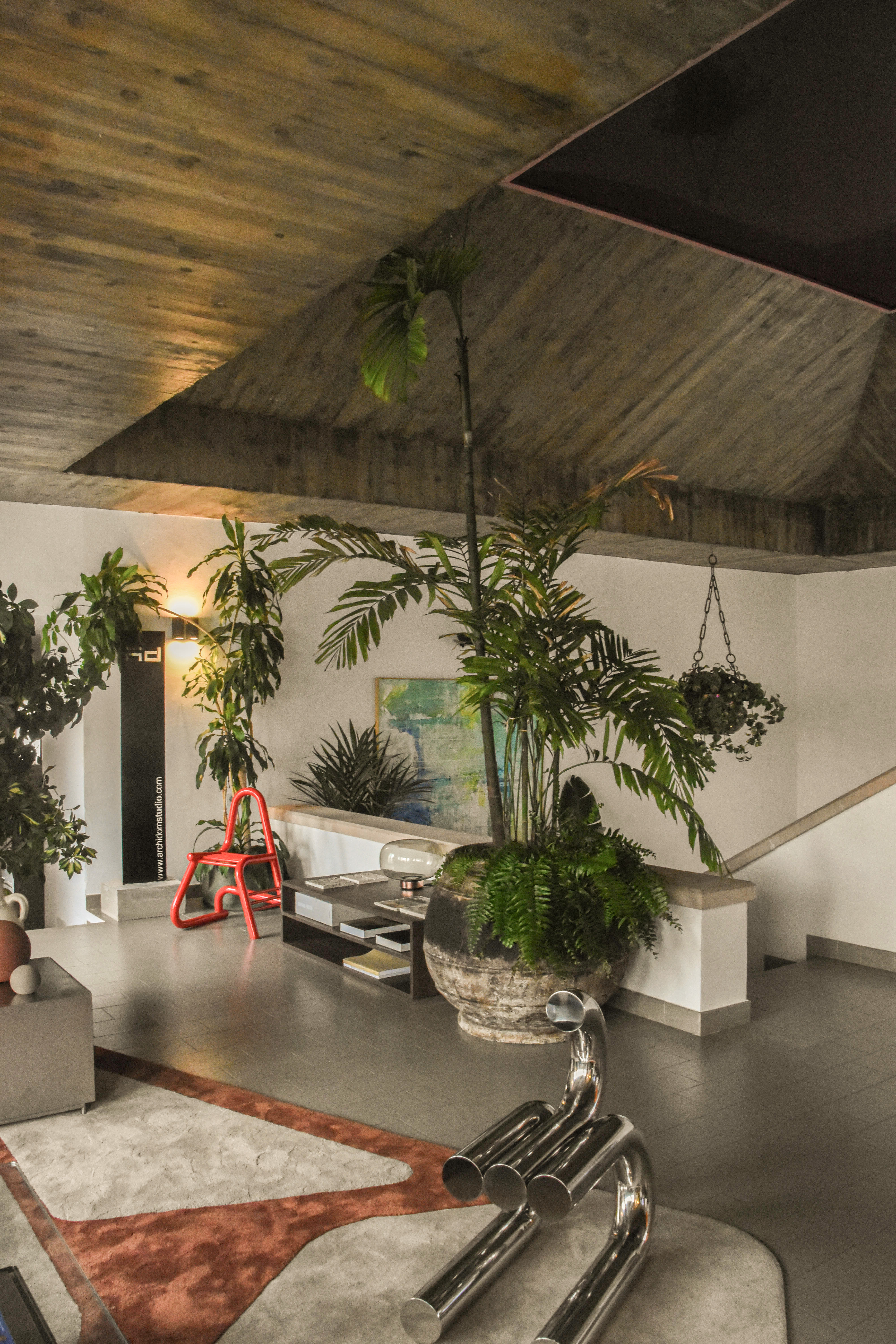 Recibidor del estudio de arquitectura Archidom en Marbella con vegetación